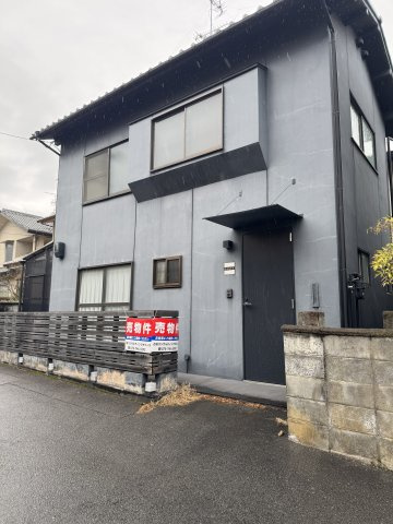 右京区嵯峨釈迦堂門前南中院町 中古戸建の外観|建物外観の別角度からの写真です。現地の陽当たりや周辺との位置関係をご確認いただけます。