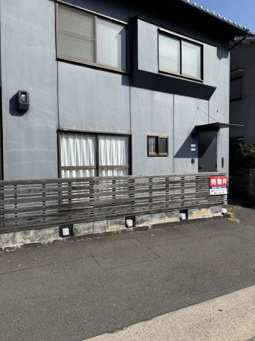 右京区嵯峨釈迦堂門前南中院町 中古戸建の外観パース|前面道路は落ち着いた住宅街の道路で周辺は静かな住環境です。