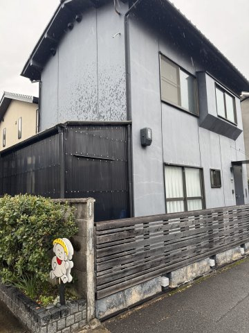 右京区嵯峨釈迦堂門前南中院町 中古戸建の外観|建物の側面の様子です。周囲は戸建住宅が並ぶ静かな住宅地となっています。