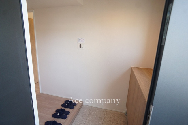 【玄関】 | ファミールハイツ城東A棟 | 玄関専用ポーチ付き♪玄関ドアは大きく開ける親子ドア☆シンプルなシューズボックス付き♪シューズボックスの上に窓あります☆