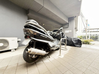 【駐車場】 | バイク置き場。空き区画の有無や駐輪料金、サイズおよび排気量規定などについては、改めてお問い合わせください。～即日のご見学可能～　お問合せはお気軽にどうぞ。
