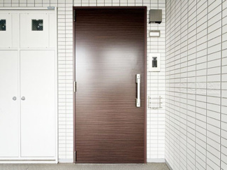 【その他共用部分】 | 皆様をお迎えする、お部屋の玄関ドア。開けやすさや開放角度、ドアノブの操作しやすさや鍵の形状などを、現地で一度ご確認ください。～即日のご見学可能～　お問合せはお気軽にどうぞ。
