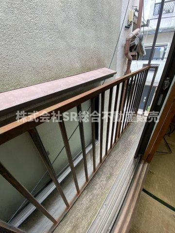 永和1丁目中古テラスハウスのバルコニー|狭いですが、物干し竿をかけれる仕様になっています。