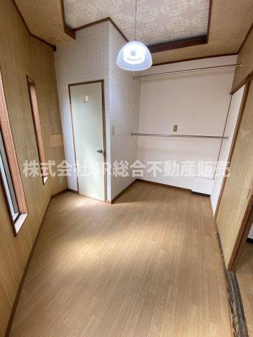 永和1丁目中古テラスハウスの寝室|明るいお部屋です！お部屋にトイレもあるので便利です！
