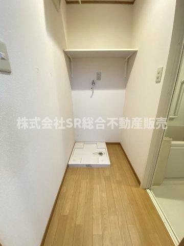 永和1丁目中古テラスハウスの脱衣所|脱いだ服をそのまま洗濯機へ。清潔感のある脱衣場です！