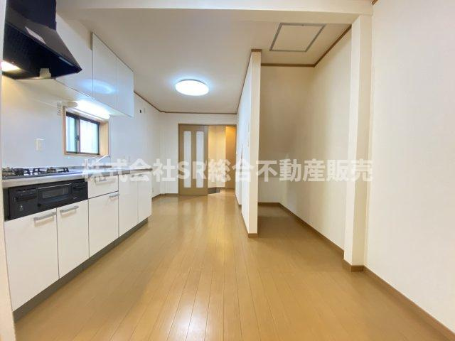 永和1丁目中古テラスハウスの居間・リビング|階段下にも収納スペースがあります！
