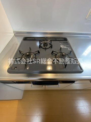 永和1丁目中古テラスハウスのキッチン|３口コンロ、グリル付きです♪