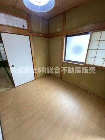 永和1丁目中古テラスハウスの洋室|リフォームや住宅ローン・東大阪市の不動産の事なら弊社にお任せ下さいませ！
各地域の特徴・グルメ・裏道やその他、細かい情報等も熟知した
東大阪市出身のスタッフが新生活を送るお客様をサポート致します！