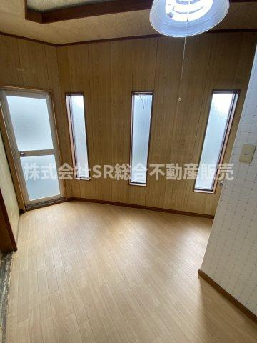 永和1丁目中古テラスハウスの寝室|広くて明るい寝室。勝手口開けても何もないです。