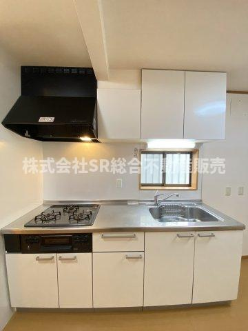 永和1丁目中古テラスハウスのキッチン|3口コンロ、グリル付きのシステムキッチンで快適にお料理できます！