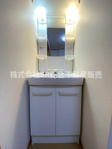 永和1丁目中古テラスハウスの独立洗面台|独立洗面台、小物を置くことができて便利です