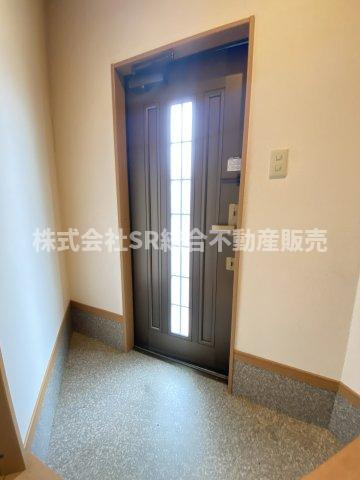 永和1丁目中古テラスハウスの玄関|明るい玄関で使いやすいです！