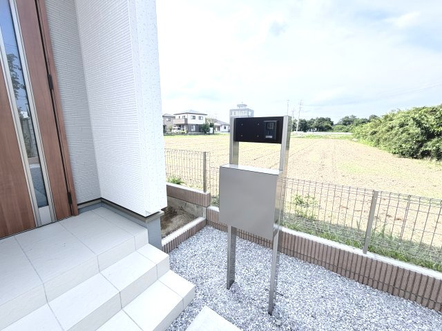 リーブルガーデンＳ第１前橋亀里　１号棟の玄関|モニター付きインターホンが標準装備です。