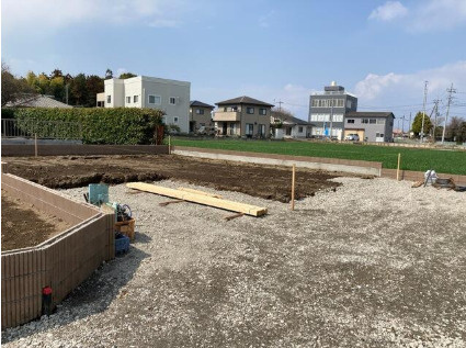 リーブルガーデンＳ第１前橋亀里　１号棟の前面道路含む現地写真|前面道路も広々していて開放的な立地です。