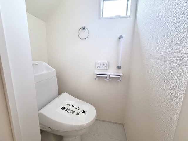 リーブルガーデンＳ第１前橋亀里　１号棟のトイレ|1階トイレです。清潔感のある白を基調としています。
温水洗浄・便座暖房機能の付いた快適なトイレです☆