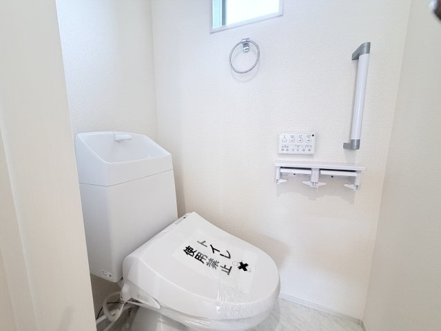 リーブルガーデンＳ第１前橋亀里　１号棟のトイレ|2階トイレです。清潔感のある白を基調としています。