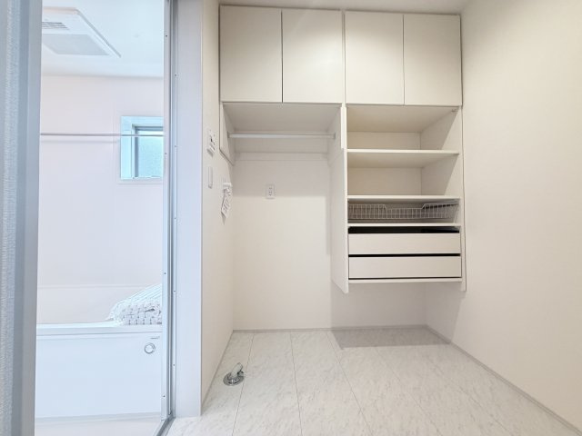 リーブルガーデンＳ第１前橋亀里　１号棟の脱衣所|洗面室と分離タイプなのでお風呂上りゆったりお着替えできますよ！
収納スペースたっぷりあるのでバスタオルやシャンプー等のストック品の収納ができます！