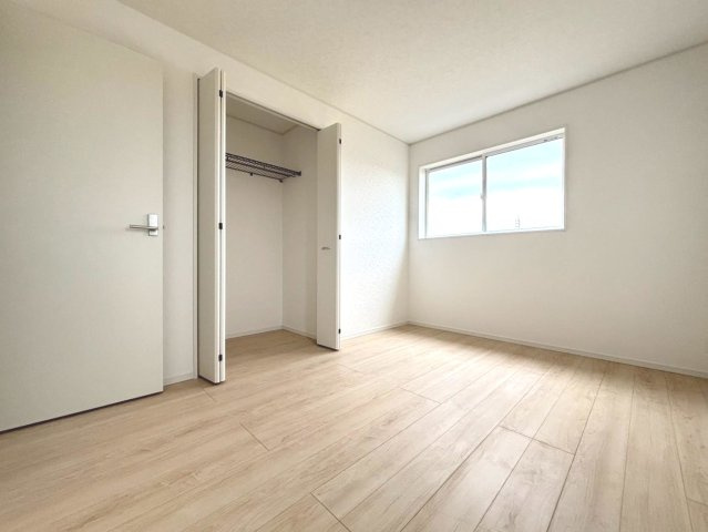 【商談中】クワイエ　岐阜市西中島第7　全2区画分譲の洋室|建具やクロスなどをトータルデザインでコーディネートしており、室内に落ち着きと安らぎを与えてくれます。
全居室収納付き！寝室やお子様のお部屋がスッキリ片付きます。