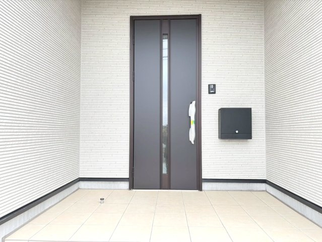 【商談中】クワイエ　岐阜市西中島第7　全2区画分譲の玄関|玄関ドアの取手ハンドル部分にセンサーがついて、カードタイプ・シールタイプのキーで施錠が可能で便利です。
お買い物の荷物で手が塞がっていても、楽々開錠できます。毎日の外出前の時間も短縮されて快適です！