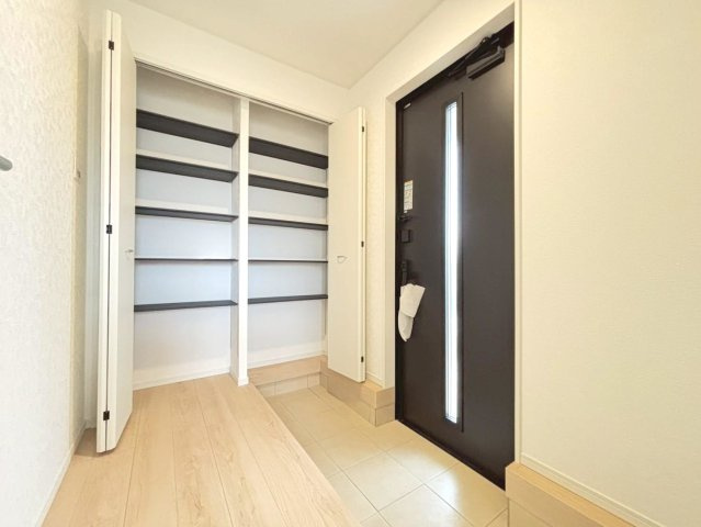 【商談中】クワイエ　岐阜市西中島第7　全2区画分譲の玄関|大容量のシューズ収納付きで玄関周りもすっきり！玄関ドアからの光が玄関ホールを明るくしてくれます。