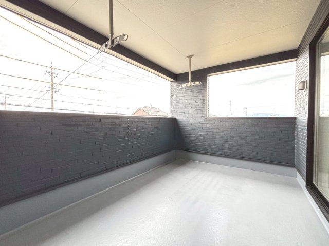 【商談中】クワイエ　岐阜市西中島第7　全2区画分譲のバルコニー|バルコニーは南向きで洗濯物もよく乾きます！強度と表面積硬度を持つFPRで防水しています。