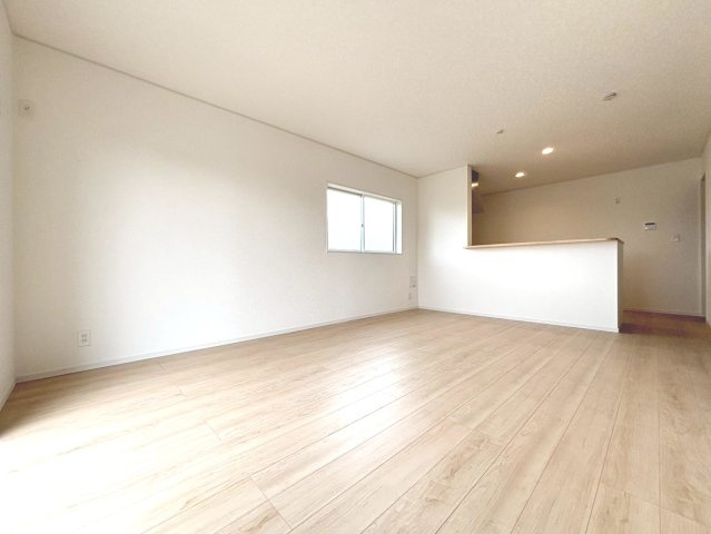 【商談中】クワイエ　岐阜市西中島第7　全2区画分譲の居間・リビング|フローリング材は木目調でナチュラルな美しさ。様々な傷やクラックの発生を大幅に抑える特殊加工済みです。
床材に受ける様々な傷や、温度・湿度変化によるクラックの発生を大幅に抑える特殊加工を施工済み。