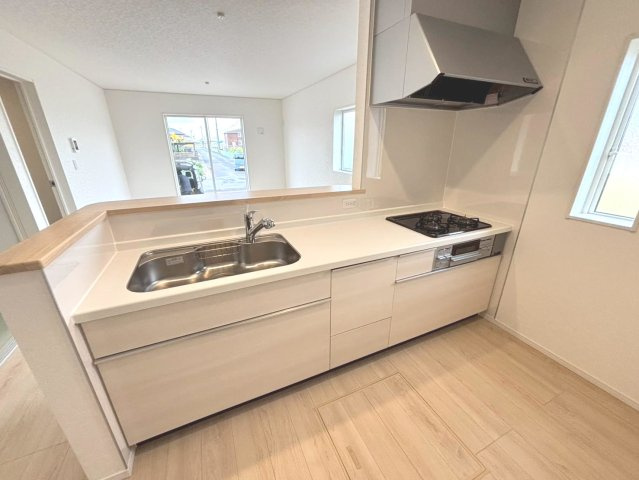 【商談中】クワイエ　岐阜市西中島第7　全2区画分譲のキッチン|お手入れがラクなステンレスをワークスペース部分トップに使用した、機能的で美しいシステムキッチンです。
浄水器組込み水栓でシンクまわりがスッキリ広々お使いいただけます。フラットな造りでお掃除も楽々です。