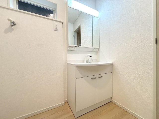 【商談中】クワイエ　岐阜市西中島第7　全2区画分譲の独立洗面台|床材に受ける様々な傷や、温度・湿度変化による、クラックの発生を大幅に抑える特殊加工を施工済みです。
水栓はリフトアップできて両手が使えます。またハンドシャワーでも使えます。