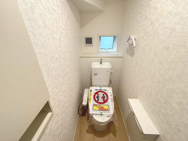 【商談中】クワイエ　岐阜市西中島第7　全2区画分譲のトイレ|超表面平滑加工とイオンパワーの「セフィオンテクト」加工で、汚れが付きにくく落ちやすい仕様のトイレです。
またツイントルネード洗浄で少ない水でも前方の返し部分から後方部までしっかり洗浄できます！