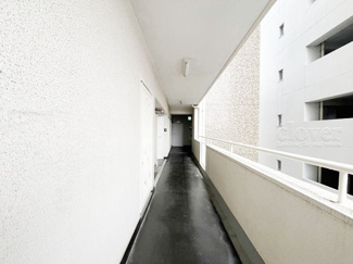【その他共用部分】 | マンションの共用廊下です。きれいに清掃されています。周囲のお部屋の様子も、ぜひ伺ってみてください。～即日のご見学可能～　お問合せはお気軽にどうぞ。
