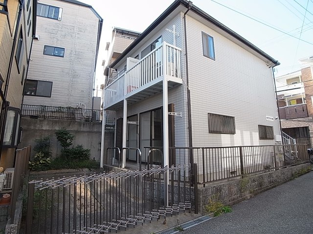 ハイツローレルの外観|敷地内駐車場無料の綺麗なハイツ