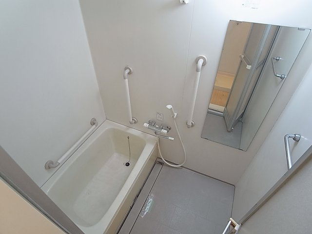 ハイツローレルの浴室|サーモスタット式のレバーが便利な綺麗なバスルーム