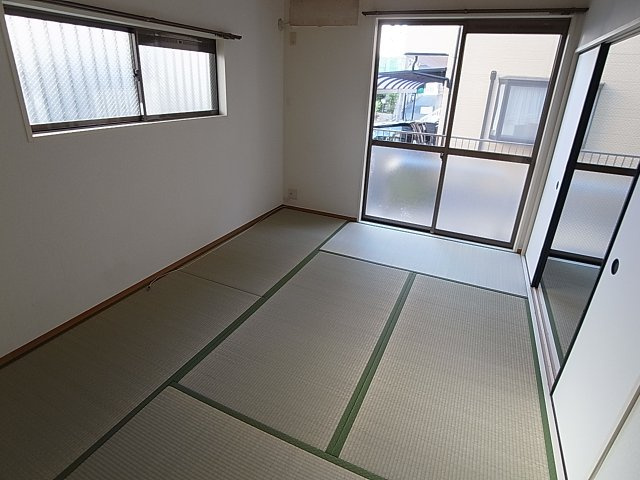 ハイツローレルの内装|2面窓で日当たり良好の入替済みの和室