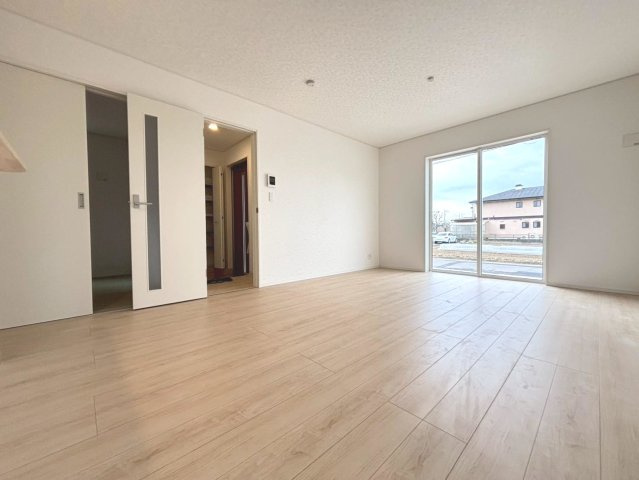 クワイエ　岐阜市西中島第7　全2区画分譲の居間・リビング|フローリング材は木目調でナチュラルな美しさ。様々な傷やクラックの発生を大幅に抑える特殊加工済みです。
床材に受ける様々な傷や、温度・湿度変化によるクラックの発生を大幅に抑える特殊加工を施工済み。