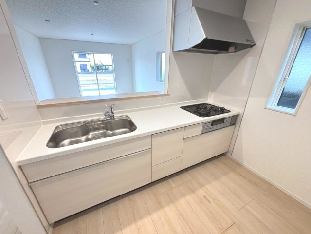 クワイエ　岐阜市西中島第7　全2区画分譲のキッチン|お手入れがラクなステンレスをワークスペース部分トップに使用した、機能的で美しいシステムキッチンです。
浄水器組込み水栓でシンクまわりがスッキリ広々お使いいただけます。フラットな造りでお掃除も楽々です。