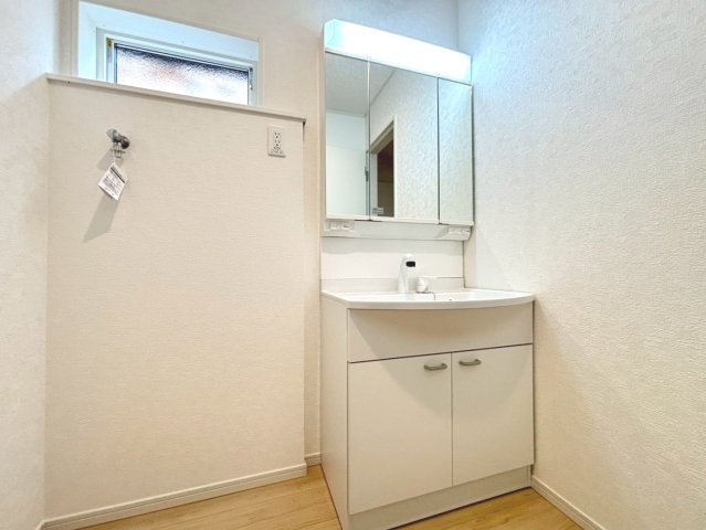 クワイエ　岐阜市西中島第7　全2区画分譲の独立洗面台|床材に受ける様々な傷や、温度・湿度変化による、クラックの発生を大幅に抑える特殊加工を施工済みです。
水栓はリフトアップできて両手が使えます。またハンドシャワーでも使えます。