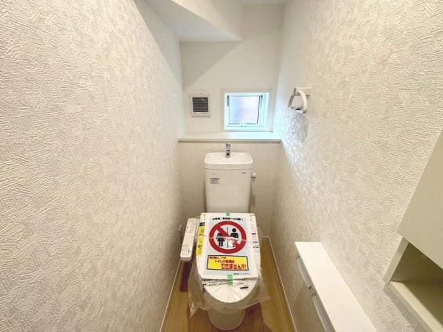 クワイエ　岐阜市西中島第7　全2区画分譲のトイレ|超表面平滑加工とイオンパワーの「セフィオンテクト」加工で、汚れが付きにくく落ちやすい仕様のトイレです。
またツイントルネード洗浄で少ない水でも前方の返し部分から後方部までしっかり洗浄できます！
