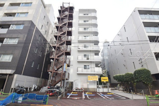 【外観】 | 青空によく映える建物です。手入れの行き届いた外壁やマンション正面エントランスなど、綺麗な姿をぜひ一度、現地にてご覧ください。～即日のご見学可能～　お問合せはお気軽にどうぞ。
