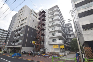 【外観】 | 青空によく映える建物です。手入れの行き届いた外壁やマンション正面エントランスなど、綺麗な姿をぜひ一度、現地にてご覧ください。～即日のご見学可能～　お問合せはお気軽にどうぞ。
