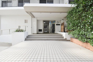【エントランス】 | マンションの正面エントランス。出入りする人間を癒してくれるマンション入り口であり、その建物の「顔」でもあります。～即日のご見学可能～　お問合せはお気軽にどうぞ。
