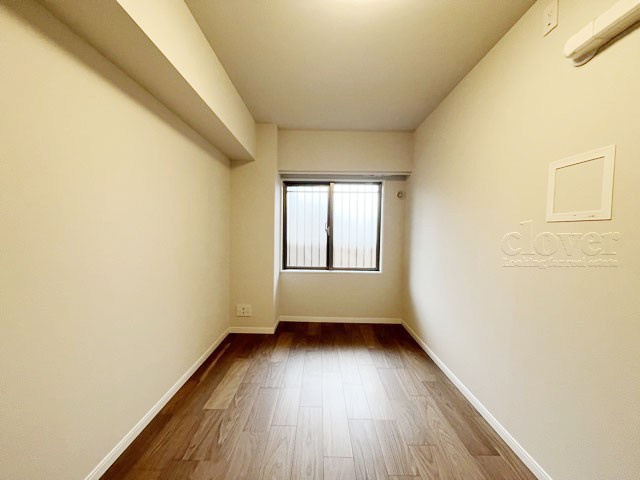 【子供部屋】 | 南雪ヶ谷ハイデンス | 窓の向こうの景色が気持ちよい洋室。実際の面積よりも広く感じられるのは、窓の向こうの景色の開放感によるものです。～即日のご見学可能～　お問合せはお気軽にどうぞ。
