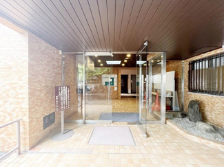 【エントランス】 | お客様を、そして住人を出迎えてくれるマンションのエントランス。ゴミが落ちていないことからも、管理状態の良さや住民の節度の高さが見て取れます。～即日のご見学可能～　お問合せはお気軽にどうぞ。

