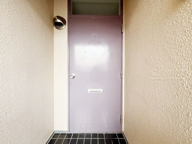 【その他共用部分】 | 南雪ヶ谷ハイデンス | 皆様をお迎えする、お部屋の玄関ドア。開けやすさや開放角度、ドアノブの操作しやすさや鍵の形状などを、現地で一度ご確認ください。～即日のご見学可能～　お問合せはお気軽にどうぞ。
