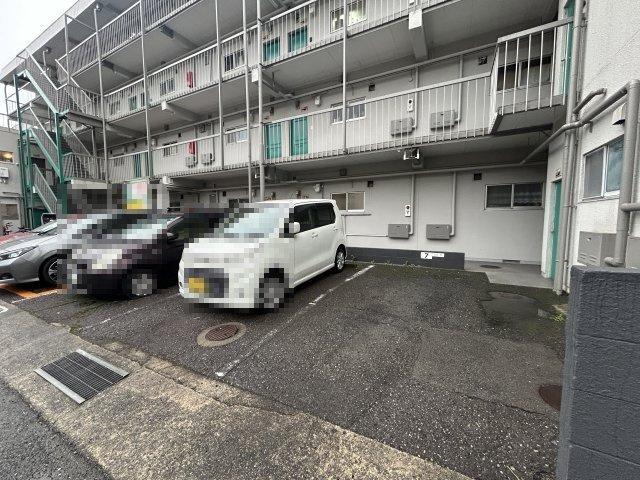 グランディア東神戸の駐車場