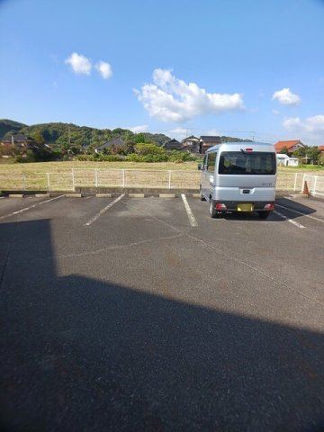 グローブ・レジデンスＢの駐車場