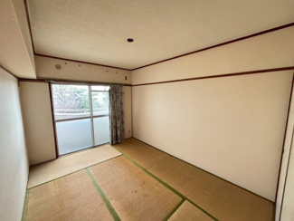 【和室】 | 陵南住宅２号棟 | 綺麗な壁紙で部屋が明るく見えて気持ちも明るくなりますね♪