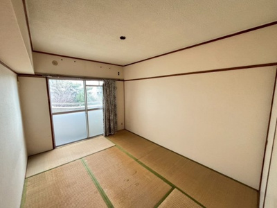 【和室】 | 陵南住宅２号棟 | 綺麗な壁紙で部屋が明るく見えて気持ちも明るくなりますね♪