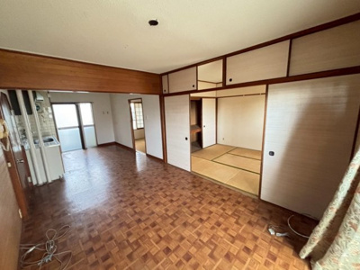 【居間・リビング】 | 陵南住宅２号棟 | 万代まで徒歩１０分ですので、毎日のお買い物に便利ですね