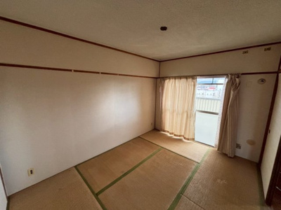 【和室】 | 陵南住宅２号棟 | 周辺にはスーパーや薬局など、商業施設がそろっていますよ！とても住みやすい環境です