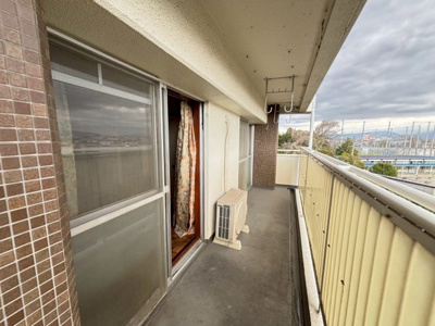 【バルコニー】 | 陵南住宅２号棟 | 洗濯物が干しやすそうですよ！南東面バルコニーですので、日当り良好で洗濯物が良く乾きそうですね！